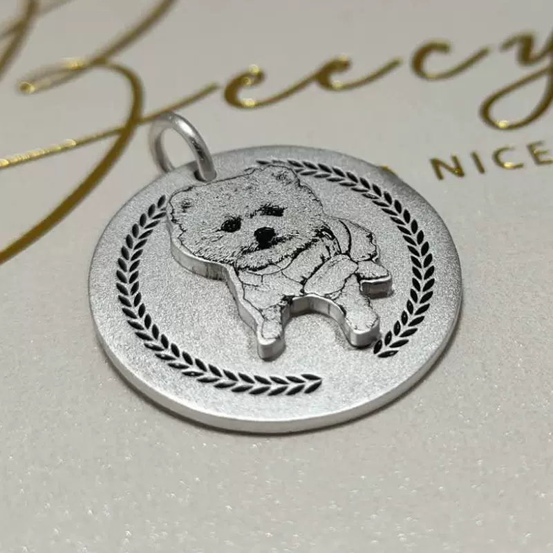 Double layer pendant with a small dog's face engraved and surrounded by a laurel wreath.